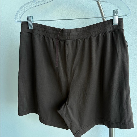 ALO Yoga Matching Set Men's brown Short Sleeve Tee & short - Picture 10 of 12